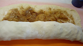 Tažený jablečný závin ze zakysané smetany