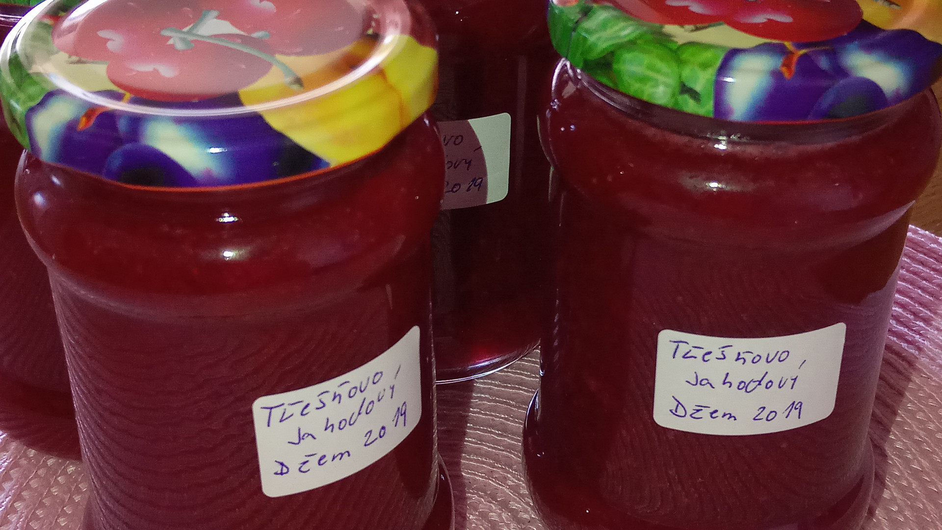 Třešňovo - jahodový džem s kousky ovoce