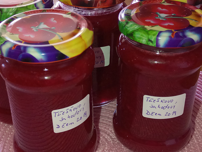 Třešňovo - jahodový džem s kousky ovoce