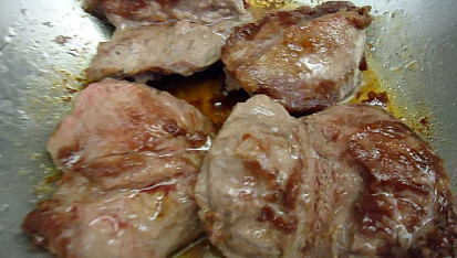 Vepřová líčka s paprikami a rajčátky