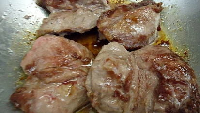 Vepřová líčka s paprikami a rajčátky