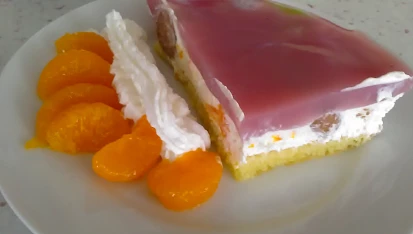 Žravé řezy se smetanou a ovocem
