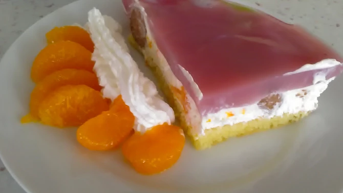 Žravé řezy se smetanou a ovocem