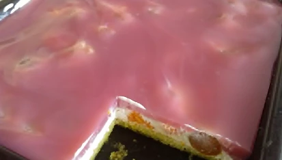 Žravé řezy se smetanou a ovocem