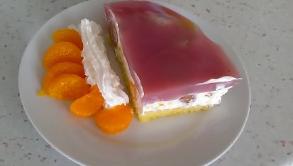 Žravé řezy se smetanou a ovocem