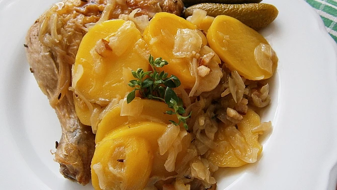 Brambory na špeku a cibulích z papiňáku