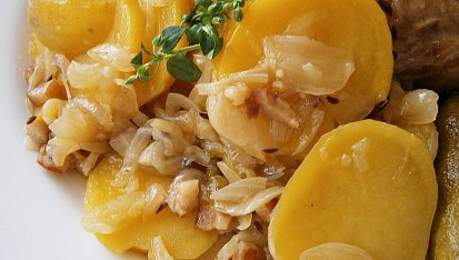 Brambory na špeku a cibulích z papiňáku