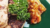 Chutney ze sušených meruněk, cibule a mandlí