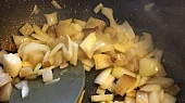 Pečené knedlíky plněné uzeným, špekem a špenátem - bez mouky, Cibuli a špek smažíme na sádle