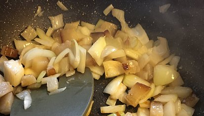 Pečené knedlíky plněné uzeným, špekem a špenátem - bez mouky, Cibuli a špek smažíme na sádle