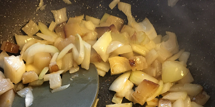 Pečené knedlíky plněné uzeným, špekem a špenátem - bez mouky (Cibuli a špek smažíme na sádle)