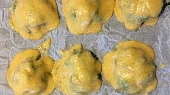 Pečené knedlíky plněné uzeným, špekem a špenátem - bez mouky, Na směs postupně lžičkou přidáváme těsto a tvoříme knedlíky @5jideldenne