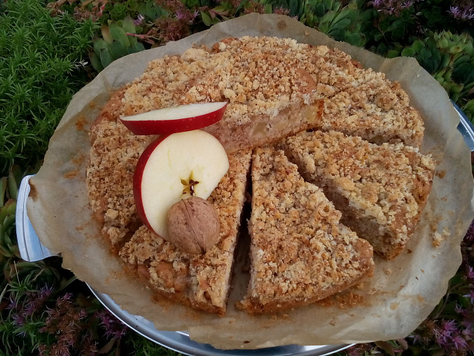 Koláč s jablky a ořechovou drobenkou