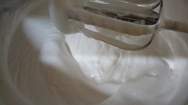 Koláč s rybízovou pěnou