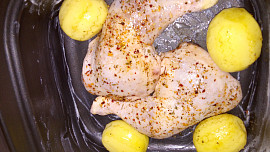 Křupavá kuřecí stehýnka s bramborem z remosky