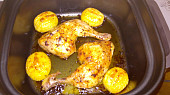 Křupavá kuřecí stehýnka s bramborem z remosky