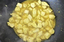 Když se maso hezky zatáhne, přidáme kari a oregano. Ještě chvíli restujeme, dokud není maso hotové a koření rozvoněné. 
