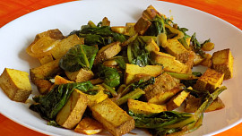 Mangoldový salát s marinovaným tofu