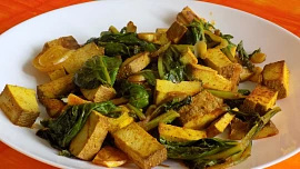 Mangoldový salát s marinovaným tofu
