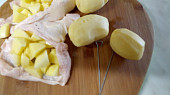 Obalené kuře se schovaným bramborem