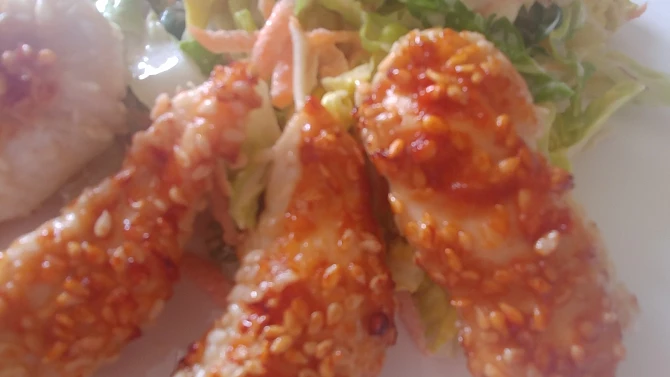 Parmezánovo sezamové kuřecí nugetky s volnou variací na coleslaw