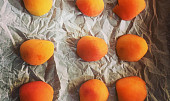Pečené meruňkové knedlíky bez mouky, Vypeckované meruňky vkládáme na plech na půlky @5jideldenne
