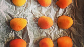 Pečené meruňkové knedlíky bez mouky, Vypeckované meruňky vkládáme na plech na půlky @5jideldenne