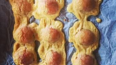 Pečené meruňkové knedlíky bez mouky, Po upečení vykraujeme knedlíky @5jideldenne
