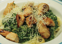 Tagliatelle se špenátem a kuřecím masem Tagliatelle se špenátem a kuřecím masem