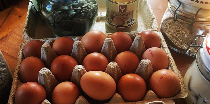 vejce, sádlo, lněná mouka, tahini pasta, slunečnícová a dýňová semínka @5jideldenne