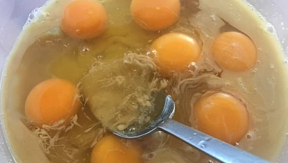 Tahini chleba - sezamový chleba bez mouky, vejce promícháme s tahini pastou @5jideldenne