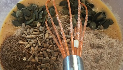 Tahini chleba - sezamový chleba bez mouky, Do směsi přidáme zbylá semínka a psyllium a nechám e 5 minut odstát @5jideldenne