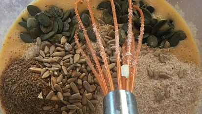 Tahini chleba - sezamový chleba bez mouky, Do směsi přidáme zbylá semínka a psyllium a nechám e 5 minut odstát @5jideldenne