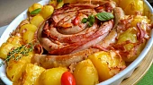 Terč z vinné klobásy se slaninou, zapečený s bramborem a  čedarem