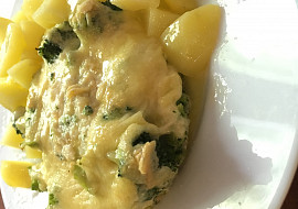 Zapečená brokolice se sýrem a s vajíčkem