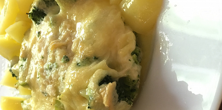Zapečená brokolice se sýrem a s vajíčkem