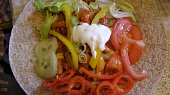 Celozrnné Tortilla Wraps s krůtím  masem a velkou zeleninovou oblohou