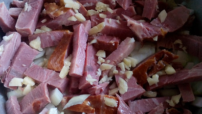 Cuketa /patizon s uzeným masem a bramborami z jednoho pekáčku