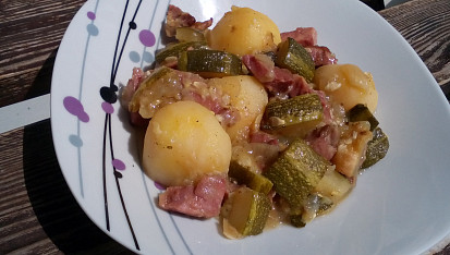 Cuketa /patizon s uzeným masem a bramborami z jednoho pekáčku