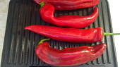 Grilovaná paprika - po řecku, umytá suchá na gril