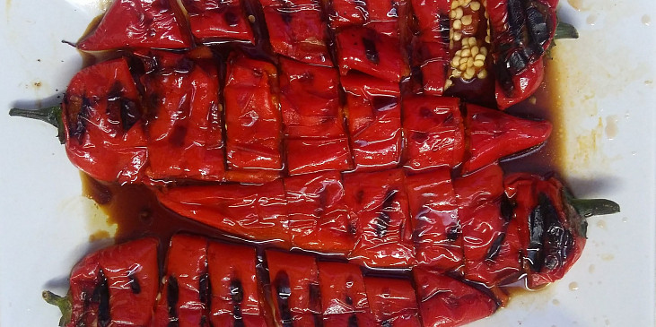 Grilovaná paprika - po řecku (rozkrájená se slupkou a pokapaná olejem olivovým…)