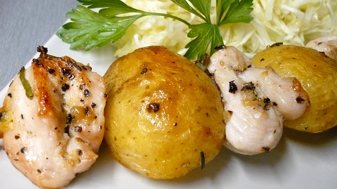 Kuřecí špíz s brambory na grilu