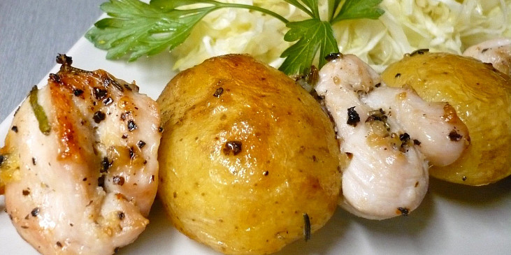 Kuřecí špíz s brambory na grilu