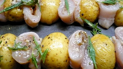 Kuřecí špíz s brambory na grilu