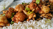 Květákové kung-pao s arašídy, zázvorem a pórkem