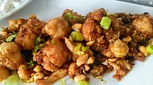 Květákové kung-pao s arašídy, zázvorem a pórkem