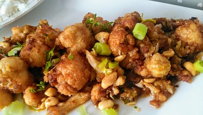 Květákové kung-pao s arašídy, zázvorem a pórkem