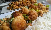 Květákové kung-pao s arašídy, zázvorem a pórkem