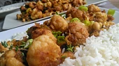 Květákové kung-pao s arašídy, zázvorem a pórkem