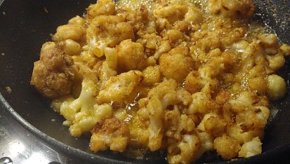 Květákové kung-pao s arašídy, zázvorem a pórkem